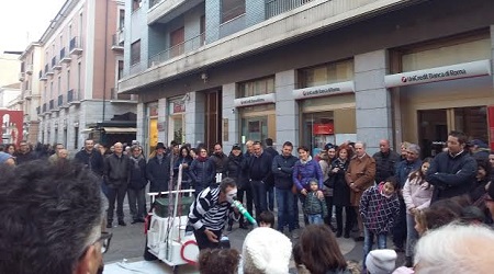 Cosenza, grande partecipazione alla “Festa del Mare” L'obiettivo era sensibilizzare i cittadini a partecipare al referendum di domenica 17 aprile contro le trivellazioni in mare