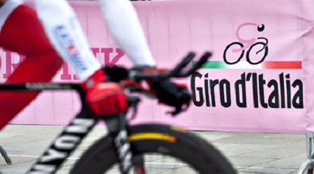 Giro d’Italia, ciclisti e carovana giunti a Lamezia Accoglienza festosa in aeroporto