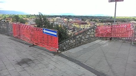 Polistena, danni alle balaustre murarie di piazzale Trinità A provocarli, un incidente d'auto. Graffi alla scalinata di S. Anna. Massi a pochi metri dalle case