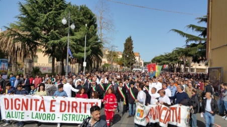 A Vibo la “Marcia dei diritti” a difesa dell’ospedale Circa duemila persone, hanno partecipato alla manifestazione organizzata a difesa dell'ospedale e per dire no alla riorganizzazione della rete ospedaliera