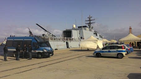 A Reggio Calabria giunti 558 migranti a bordo nave Marina Nel porto di Reggio Calabria è giunta la nave della Marina Militare "Cicala Fulgosi P490" con a bordo circa 558 migranti, di cui 382 uomini, 155 donne (10 delle quali in gravidanza) e 21 minori, di varie nazionalità