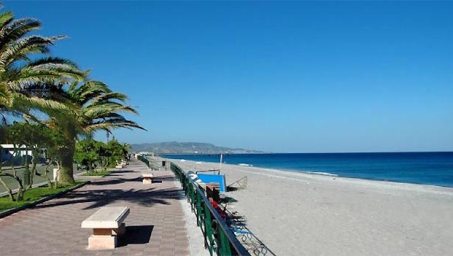 Siderno, al via la giornata ecologica Il Primo Maggio la pulizia manuale della spiaggia