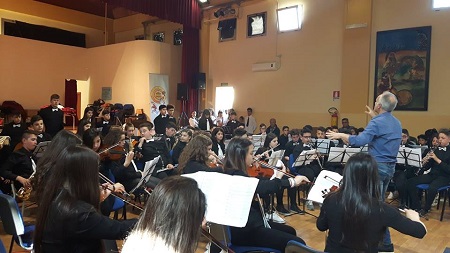 Parte il concorso musicale del Comprensivo Crosia Mirto La cittadina ionica per tre giorni "epicentro della musica scolastica"