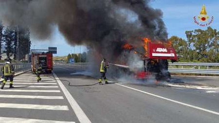 Gioiosa Jonica, autobus prende fuoco: autista in salvo L'intervento dei Vigili del Fuoco ha scongiurato la dispersione del gasolio in fiamme nelle aree circostanti