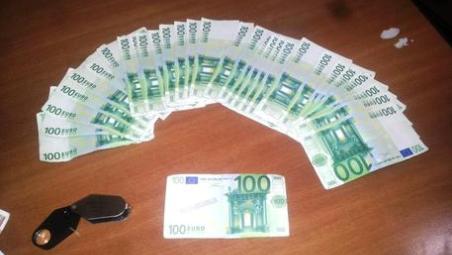 Trovati con banconote false, tre arresti nel cosentino La Guardia di finanza ha arrestato a Roseto Capo Spulico tre persone, con l'accusa di concorso in ricettazione e falsificazione di banconote