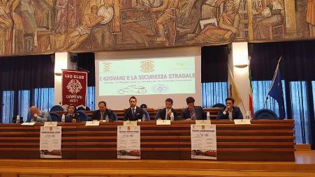 Giovani e sicurezza stradale, convegno Leo club e Coisp Ai ragazzi presenti i giovani Lions hanno illustrato i rischi derivanti dalla scarsa attenzione su strada.