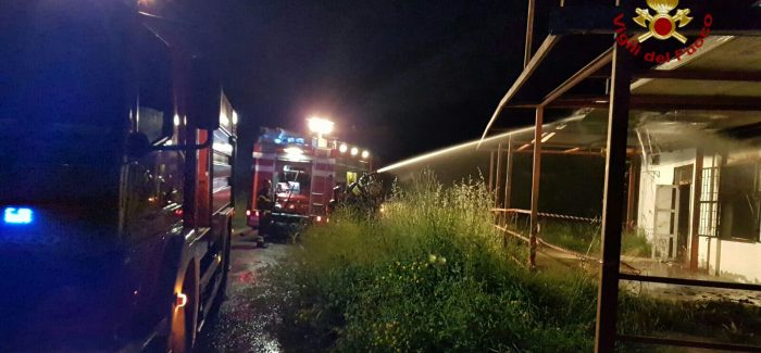 Crotone, un incendio distrugge un bar Sul posto i vigili del fuoco