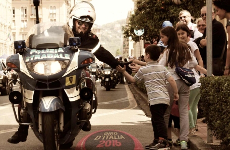 La 99° edizione del Giro d’Italia con la polizia stradale La scorta dei motociclisti della Polizia Stradale per garantire la sicurezza della gara viaggerà insieme al Pullman Azzurro della Polizia di Stato per le attività di educazione stradale rivolte ai più piccoli. In 6 tappe del Giro, Autostrade per l´Italia premierà i poliziotti della Stradale che si sono distinti in attività di soccorso