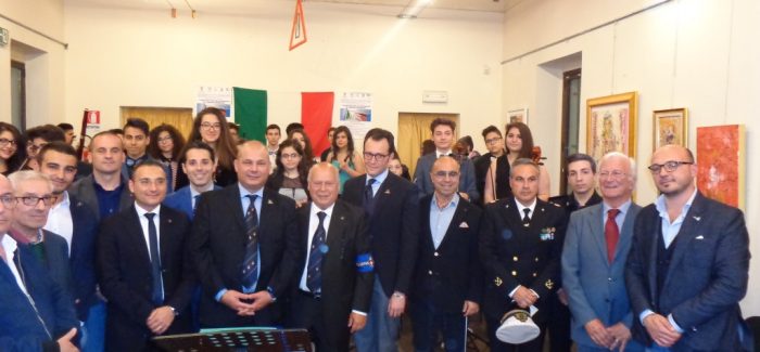 Rossano, successo per l’iniziativa della Proloco Per il concorso "Il Tricolore: sentimenti, ideali e prospettive dei giovani verso i colori della Bandiera a Cent’anni dalla Prima Guerra Mondiale”  vincono in ex-aequo la V A del Liceo Classico S. Nilo e la V D del Liceo Scientifico di Rossano