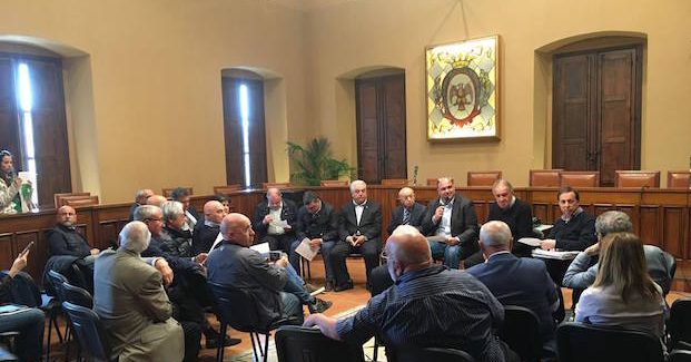 Sanità, scatta la protesta dei sindaci della Locride Il documento firmato da 28 sindaci. I primi cittadini mettono in discussione l'atto aziendale. Lunedi 23 maggio riunione della commissione straordinaria dell'Asp di Reggio Calabria