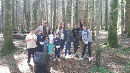 Successo per la giornata ecologica in Aspromonte I bambini del baby consiglio comunale di Santo Stefano ripuliscono i boschi intorno a Gambarie