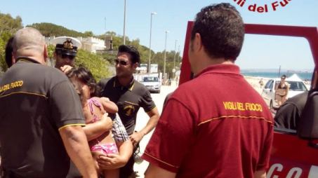 Bambina si perde al mare, ritrovata dai vigili del fuoco La piccola, di 5 anni, era in spiaggia a Sellia Marina con i genitori. Ritrovata ad un chilometro di distanza