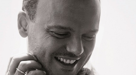 Gigi D’Alessio l’11 agosto a Crotone In collegamento telefonico l’artista si è detto onorato e felice di cantare a Crotone: “Per me cantare al Sud è come cantare in famiglia”