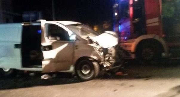 Incidente stradale a Locri, grave una 24enne di Taurianova Scontro tra un furgoncino e una Fiat Freemont. Ferite in modo lieve altre 5 persone. La giovane è stata trasferita all'ospedale Riuniti di Reggio Calabria, dove è stata operata nella notte