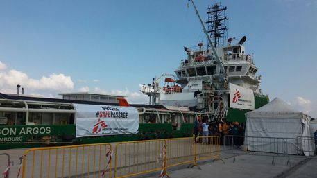 A Reggio arrivati 541 migranti, un ferito da arma da fuoco E' giunta nel porto di Reggio Calabria la nave di Medici senza frontiere Bourbon Argos con a bordo 541 migranti, tra i quali 72 donne, 79 minori non accompagnati e sette accompagnati, di origine prevalentemente subsahariana