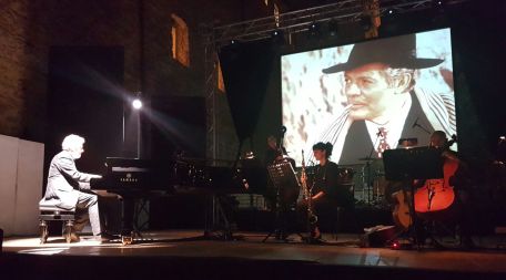 Festival Leoncavallo, standing ovation per Piovani Quasi due ore di concerto, senza pause, per il compositore e direttore d'orchestra, premio Oscar per la colonna sonora de "La Vita è Bella" 