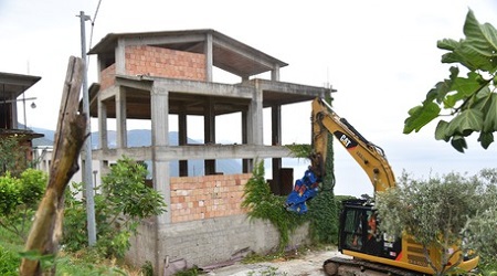 Villa abusiva abbattuta a Bagnara Calabra La demolizione è stata eseguita su disposizione della Procura della Repubblica di Reggio Calabria