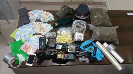 Armi, droga e denaro sequestrati a Lamezia Terme Guardia di finanza insospettita da un via vai presso alcune abitazioni del quartiere Nicastro. Un arresto