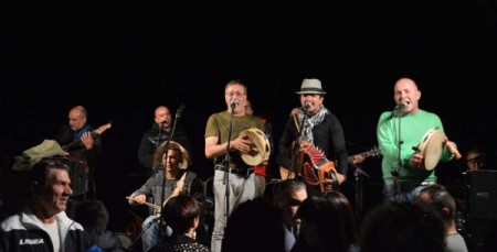 Ciccio Nucera e i Cumelca a favore dei terremotati Devolveranno il cachet della loro esibizione al Kaulonia Tarantella Festival. Dopo Melpignano un segnale anche dalla terra della Tarantella