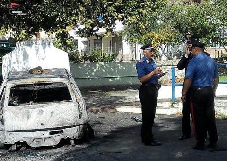 Incendiata l’auto dei vigili di Satriano, arrestata una donna Ha ammesso le proprie responsabilità ma ancora non sono noti i motivi del gesto. Le reazioni del mondo politico