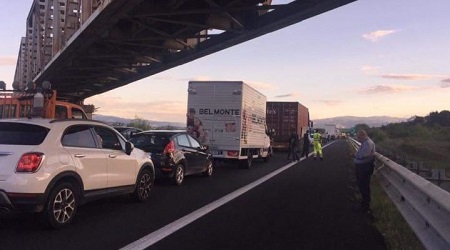 Incidente mortale sulla A3 all’altezza di Rende Un automobilista finisce contro le barriere di sicurezza e perde la vita