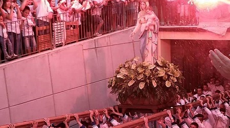 Gioia, si è svolta processione Maria Santissima Portosalvo Donata al sindaco Pedà una casacca da marinaio