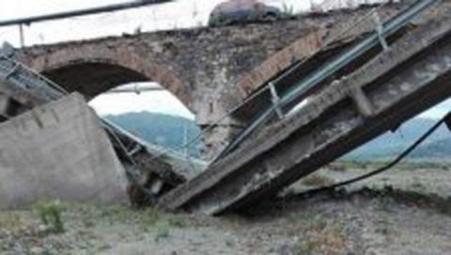 Crolla ponte Bruzzano Zeffirio, deteriorato dall’anno scorso Viabilità sospesa da e per Brancaleone. Fortunatamente nessuna vittima