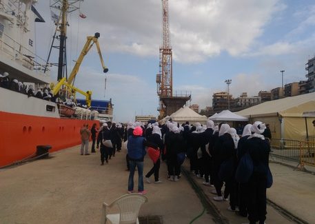 A Reggio Calabria giunti 404 migranti e 9 salme E' arrivata nel porto di Reggio Calabria la nave "Aquarius, di "Sos mediterranee", con a bordo 404 migranti e le salme di nove vittime recuperato in mare. Il gruppo di profughi è composto da da 345 uomini e 59 donne