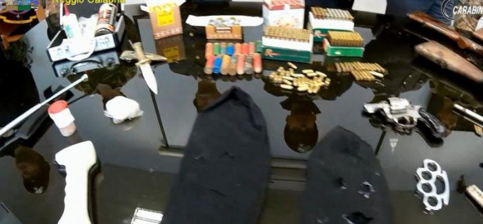 Armi, materiale esplosivo e droga, arrestati padre e figlio Operazione congiunta di Carabinieri e Guardia di finanza 