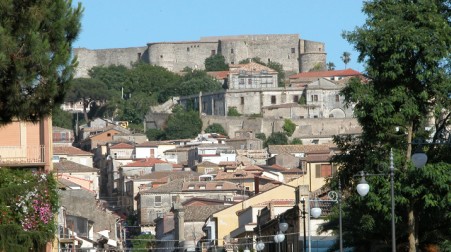 Vibo Valentia, ultima provincia per vivibilità Pubblicata l'analisi della qualità della vita del Sole 24ore. Burrone risponde a Caracciolo: «Commenta i dati della provincia ma non si vede in città da quasi un anno»