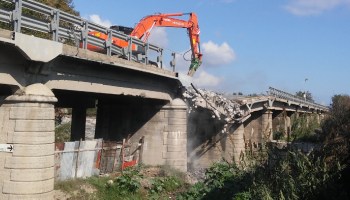 Caulonia, chiuso il ponte “Allaro” lungo la SS 106 Per l’avvallamento del piano viabile