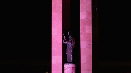 Reggio, Dea Atena sul lungomare si tinge di rosa Cento giorni alla partenza del Giro d'Italia del centenario. Il sindaco Falcomatà: "Grande vetrina per la nostra città"