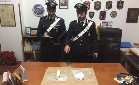 In auto con mezzo chilo di cocaina, due in manette La sostanza stupefacente era nascosta nel sedile posteriore della vettura. I giovani, un 27 di Cinquefrondi e un 20enne di San Giorgio Morgeto, sono stati fermati ad Ardore