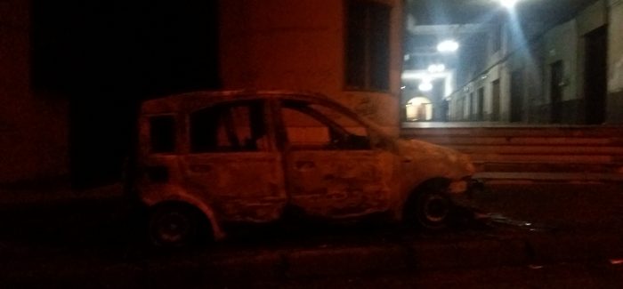 Gioia Tauro, incendiata un’auto in pieno centro Le fiamme si sono sviluppate nelle primissime ore della notte. Sul posto Polizia e Vigili del Fuoco