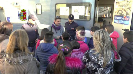 Reggio, camper della legalità nelle scuole della città Presenza degli operatori della Polizia di Stato negli istituti scolastici del territorio