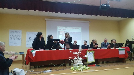 Defibrillatore a Istituto “Mongone-Grimaldi” Donato dall'associazione Universo minori. La presidente Rita Tulelli ha anche presentato il suo libro “Fragola, Limone e Cioccolato. Un'intesa vincente” 