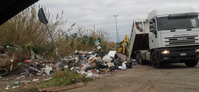 Emergenza rifiuti a Gioia Tauro, al via le operazioni di bonifica Da stamattina, gli operai comunali, finalmente muniti di mezzi e strumenti, sono al lavoro per rimuovere gli scempi documentati nei giorni scorsi dal nostro video reportage