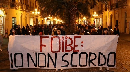 Foibe, a Lamezia in centinaia al corteo di CasaPound Al monumento dei caduti è stata deposta una corona di fiori