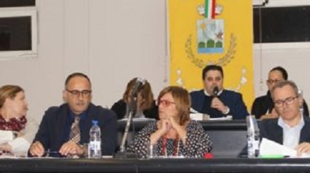 Cariati, agevolazioni per pagamento ingiunzioni fiscali Approvata all’unanimità in Consiglio la delibera. Si è anche di raccolta differenziata, atti intimidatori, mercato ittico e richieste per i pescatori