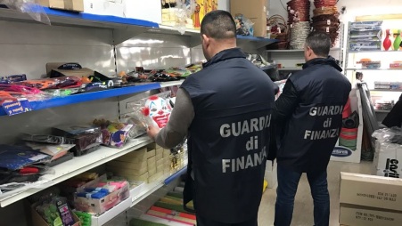 Cosenza, maxi sequestro di prodotti per Carnevale Due milioni e mezzo di pezzi pericolosi, 10 denunce