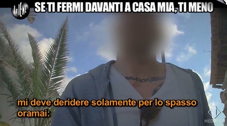 Tropea, sparatoria sul lungomare: ferito 34enne L'uomo era salito alla ribalta della cronaca per via di un servizio andato in onda nella trasmissione di Italia Uno “Le Iene” su alcune presunte aggressioni ai danni di vicini di casa e passanti