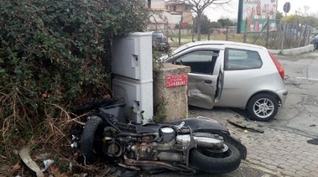 Sbanda con scooter e finisce contro muro, grave giovane di Lamezia L'uomo alla guida della Fiat Punto è ferito, ma non in gravi condizioni