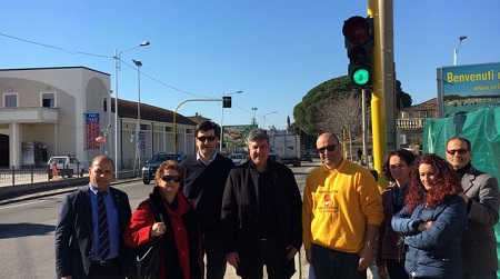 “Sulla Strada Statale 106 servono delle scelte forti” L’Associazione "Basta Vittime sulla S.S. 106" al fianco di Mauro, primo cittadino di Sellia Marina, per l’avvio dell’installazione semaforica