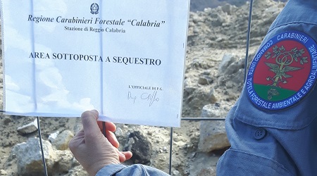 Smaltimento illegale rifiuti, sequestrata discarica a Reggio Quattro le persone denunciate