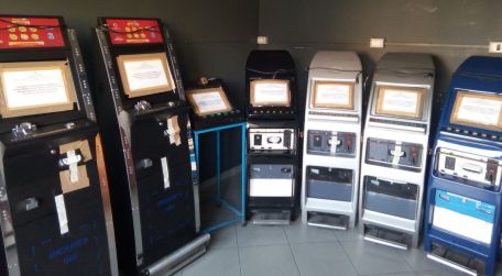 Crotone, videopoker nascosti nel retro di un negozio Attrezzature sequestrate e maxi multa da parte della Guardia di finanza