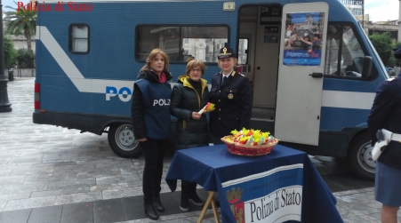 Reggio, Camper Polizia Stato contro violenza di genere Celebrazioni in occasione della Giornata internazionale della donna