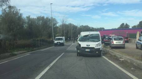 Cittanova, furgone impatta contro camion: un ferito L'uomo alla guida del furgone non si è accorto che il camion era fermo con le 4 frecce