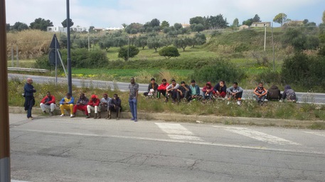 Protesta dei migranti ad Amendolara I migranti ospitati nel Centro di accoglienza straordinaria di Amendolara stanno attuando una protesta sulla statale 106, che sta provocando rallentamenti al traffico