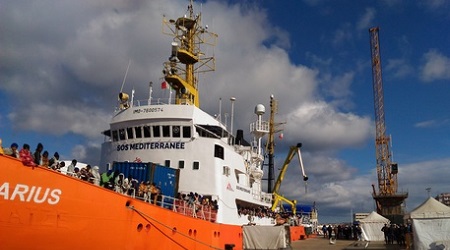 Arrivata a Reggio Calabria nave con 645 migranti Recuperato anche il cadavere di una donna morta