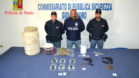 Gioia Tauro, 3 arresti per detenzione di armi e droga Trovate in un appezzamento di terreno sito in Contrada Ciambra